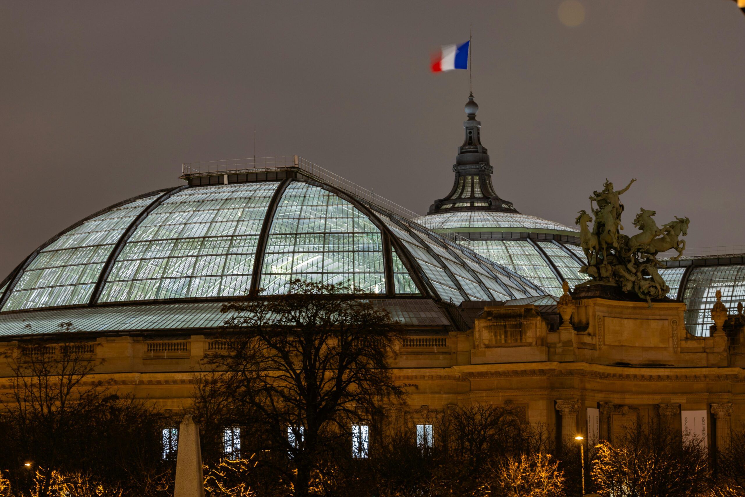 El Gran Palacio de París mostrando la bandera de Francia en la parte superior.